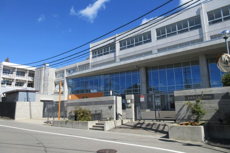 箕面市立第一中学校まで、徒歩1分(66m)のとても便利な立地です。クラブ活動や勉強で遅くなっても安心できる距離感です。運動会や参観日など歩いてすぐ行ける便利さは格別です。