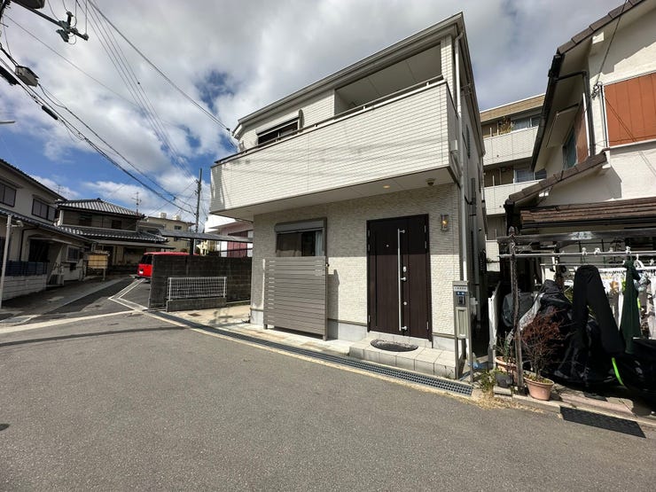 【外観】
現地(2026年3月)撮影、前面道路は4.3mですが、向かい側が月極駐車場なので解放感は◎です!