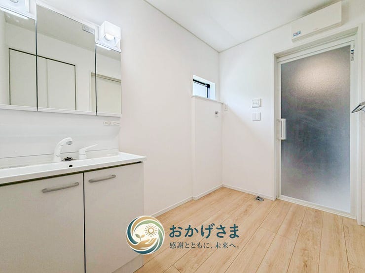【洗面室】
ゆとりある広さを確保した清潔感のある洗面室。脱衣スペースや洗濯機置き場もすっきりと配置されています。