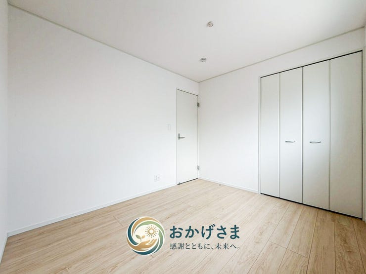 【洋室(クローゼット側)】
クローゼットを閉めると壁面がすっきり整う洋室。家具の配置がしやすく、寝室や子供部屋に最適です。