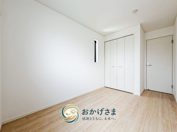 【洋室】
縦長の小窓から優しく光が入り込む洋室。白を基調とした内装で、どんなインテリアにも合わせやすいです。