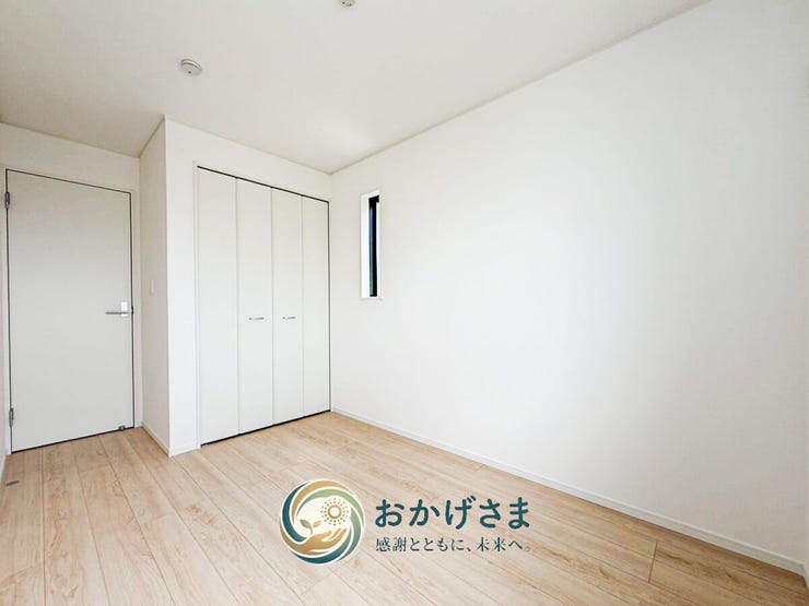 【洋室】
縦長の小窓から優しく光が入り込む洋室。白を基調とした内装で、どんなインテリアにも合わせやすいです。