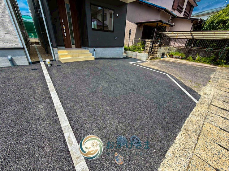 【カースペース】
普通車もゆったりと駐車できる、コンクリート敷きのカースペース。毎日の車の出し入れもスムーズです。