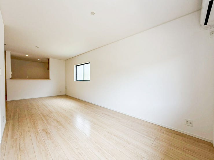 【リビング】
家具のないシンプルな状態のリビング。2面採光による豊かな自然光が、空間全体に心地よく広がります。