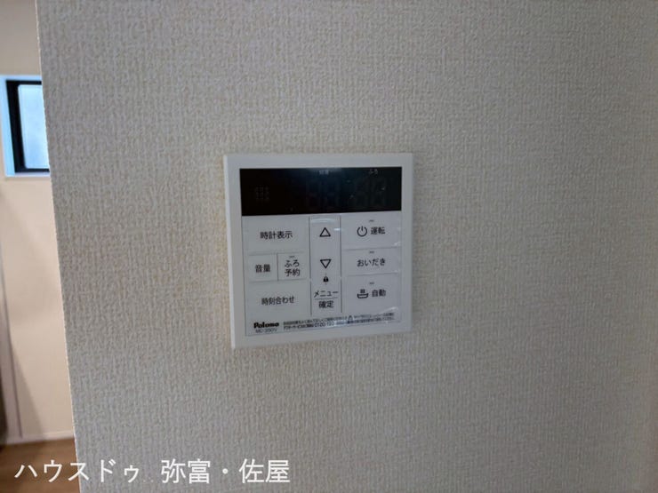 キッチン横にはお風呂のお湯はり・追焚機能のコントロールパネルを設置!お風呂を入れるのにわざわざ浴室まで行く必要がありませんので、貴重な家事の時間を短縮できます♪