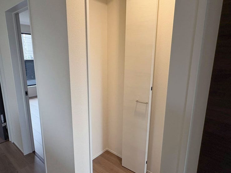 2階廊下収納には掃除道具など片付けられます!
