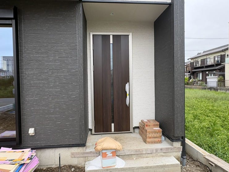 玄関ポーチに屋根があることで、天候の悪い日も玄関の出入りがしやすくなります♪