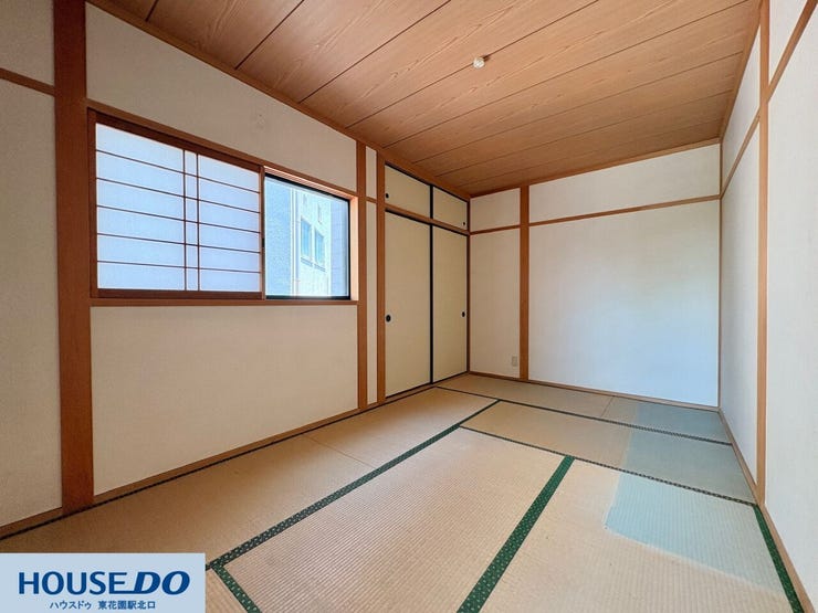 畳の爽やかな香りと木の風合いに包まれる、落ち着いた雰囲気の和室です!大容量の押し入れ収納が備わっており、来客用の布団一式や季節家電、日用品のストックなどをまとめて目隠ししながら片付けられます☆