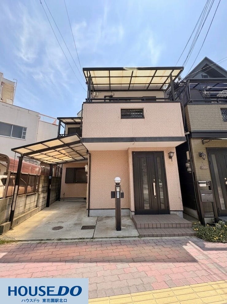 落ち着いた色調のタイル貼りの外観が目を引く一軒家です!屋根付きのカースペースが完備されているため、雨の日でも濡れずに乗り降りがスムーズにできて、日々のお買い物やお出かけの際にも重宝します♪