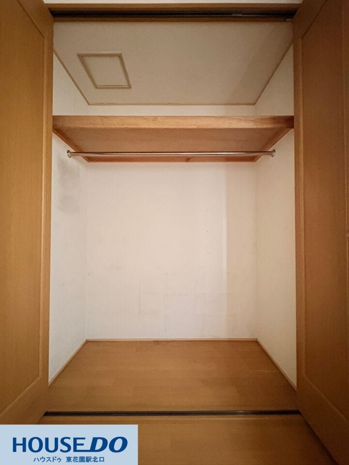 ハンガーパイプと上部棚が備わった便利なクローゼット☆丈の長いコートやシワにしたくないスーツもすっきりと掛けられます!足元にはケースも置けるため、お気に入りの衣類を機能的に一括管理できます♪