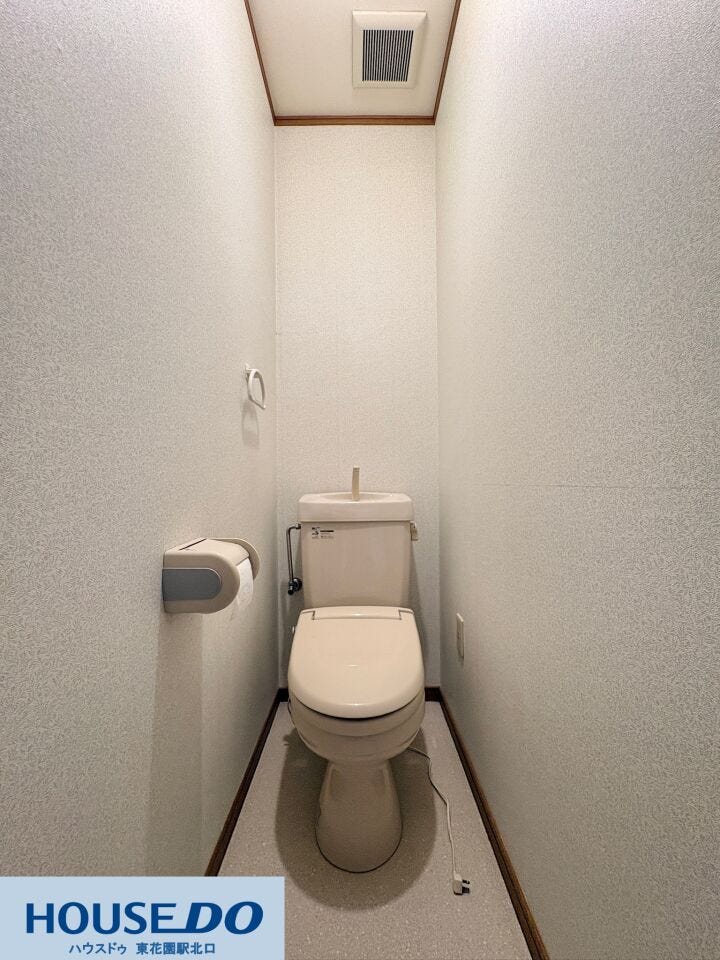 すっきりとした印象で清潔感のあるシンプルなトイレ!手洗い一体型のタンクが省スペースを実現し、空間を広く使えます☆ホワイトとベージュを基調とした色合いで、毎日の生活の中でホッと落ち着ける空間です♪