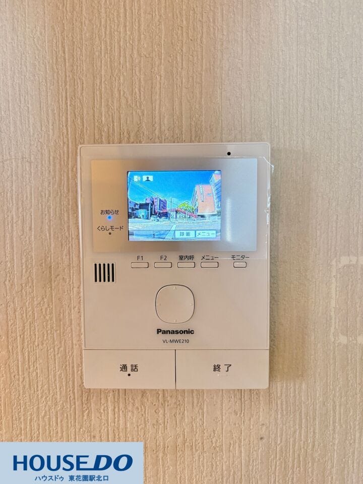 来客の顔を室内からしっかり確認できるTVモニター付インターホン☆留守中の録画機能も備わっており、防犯面でも心強い味方です!小さなお子様のお留守番や、突然の宅配便の対応も落ち着いてスムーズにこなせます♪