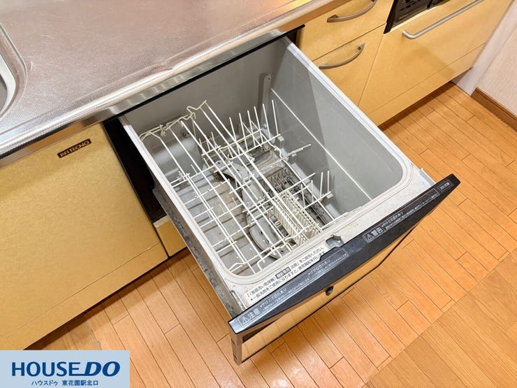 システムキッチンには、引き出し式で出し入れがしやすい食器洗い乾燥機が組み込まれています!食後の片付け時間を短縮できるため、食後はゆったりとくつろぐ時間や、趣味の時間に充てることができます☆