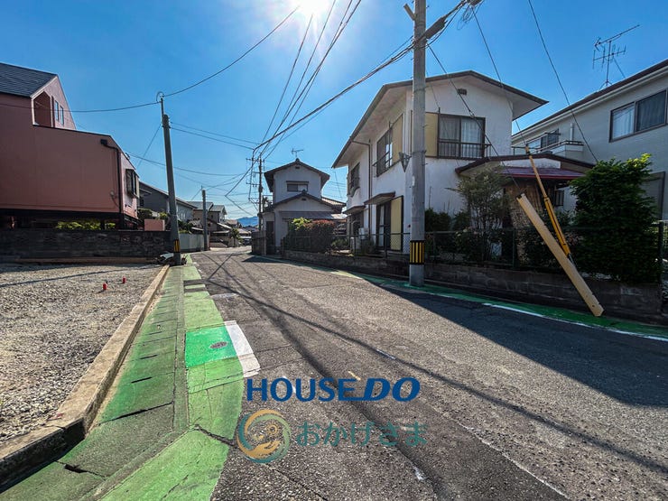 【前面道路】
物件前の開放的な道路です。周囲は光を遮る高い建物が少なく、心地よい陽の光がエリア全体に降り注ぎます。