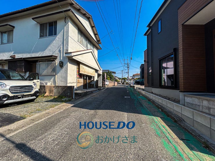 【前面道路】
別角度から見た前面道路。閑静な住宅街が広がっており、お車での通り抜けや駐車も落ち着いて行える環境です。