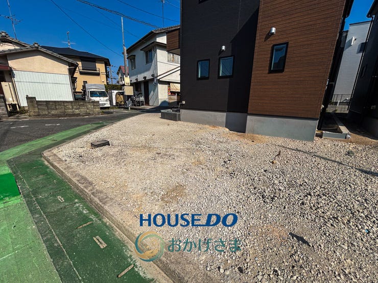 【駐車スペース】
敷地内にはお車の駐車スペースを確保。前面道路からの見通しも良く、日々の出し入れもスムーズに行えます。