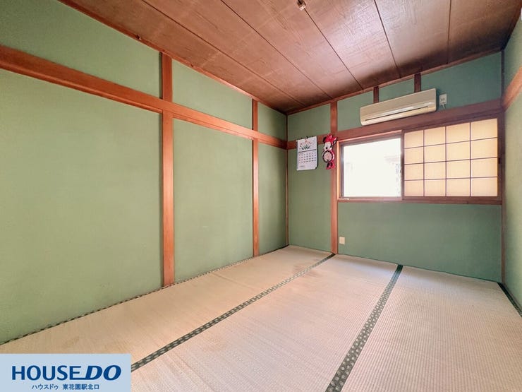 い草の香りに包まれてホッと一息つける、落ち着いた雰囲気の和室!エアコンが設置されているため、季節を問わず快適な室温を保てます。障子越しに広がる柔らかな自然光のなかで、のんびりとお昼寝も楽しめます♪