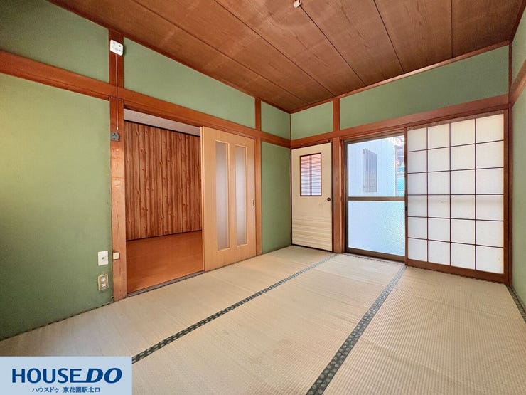 引き戸を開けることで隣のフローリングのお部屋へとスムーズに繋がる、開放的な和室スペース!障子戸や型ガラス入りの扉から光が優しく広がり、状況に合わせて仕切りを変えられる柔軟な間取りが魅力です☆