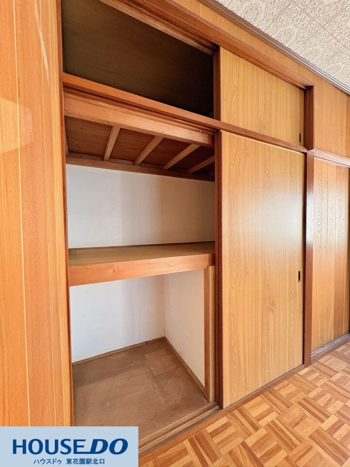 お部屋の片付けに重宝する、上下2段に仕切られた容量のある収納スペース!普段使いの衣類や寝具、趣味の道具までしっかりと分類して保管できるため、お部屋をいつでもすっきりと綺麗な状態に保てます!