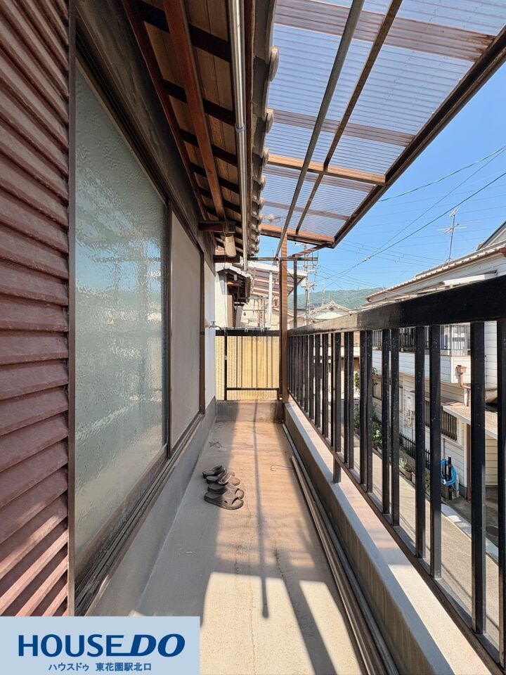 日当たりが良く洗濯物がしっかり乾く、ゆったりとした広さのバルコニーです!屋根付きなので急な雨でも安心☆心地よい風を感じながら、外の景色を眺めてホッと一息つける開放的な空間が広がっています♪