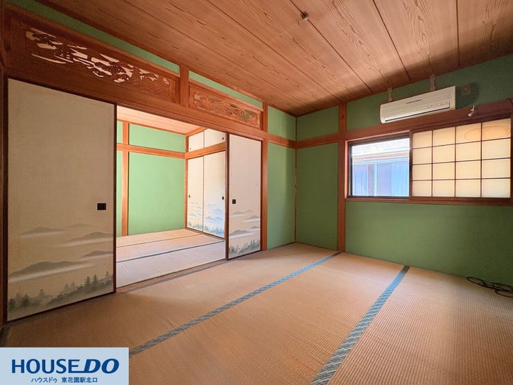 ふすまを開けると開放感が広がる、2部屋続きの伝統的な和室です☆い草の香りに包まれながら、寝転んでゆったりとリラックスできます!エアコンも設置されており、季節を問わず快適に過ごせるお部屋です♪