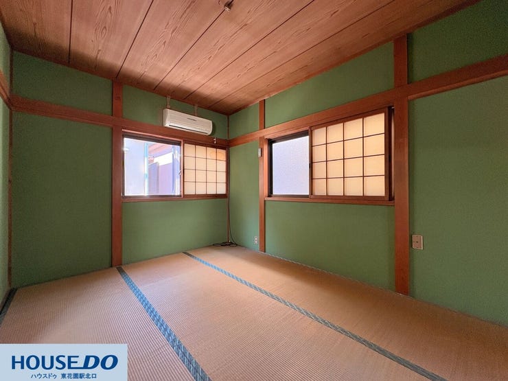 2つの窓から心地よい自然光と風が室内にしっかりと舞い込みます♪畳の上でゴロゴロとくつろいだり、読書を楽しんだりする空間にぴったり!日中の明るい時間帯は電気をつけなくても心地よく過ごせます☆