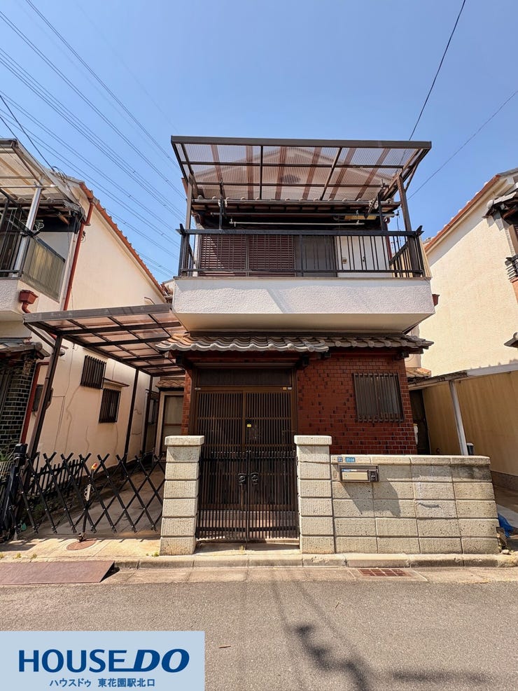 南向きの明るい光が差し込むバルコニー付きの2階建て!前面道路がすっきりとしており、車通りの少ない落ち着いた環境です。屋根付きの駐車スペースがあるため、雨の日でも濡れずに乗り降りができて安心です♪