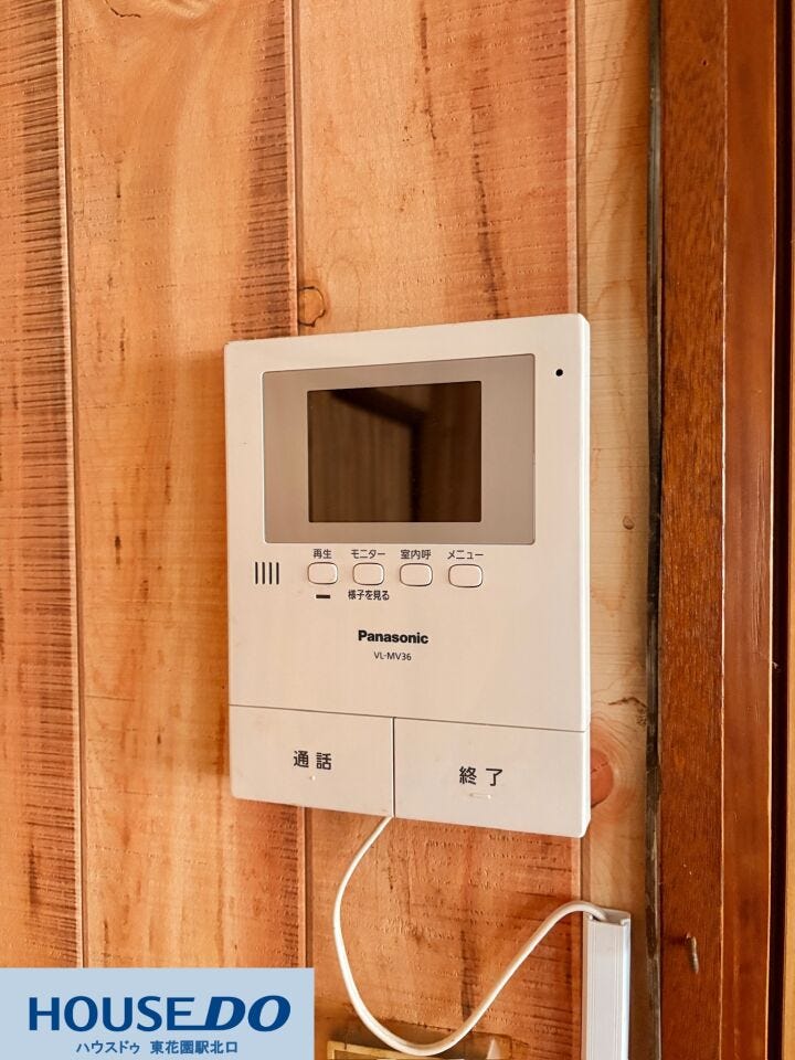来客の顔を室内からしっかり確認できるモニター付きインターホンです☆留守中の録画機能や室内通話など、暮らしに安心をプラスする機能が充実!木目の壁にすっきりと馴染むシンプルなデザインです♪