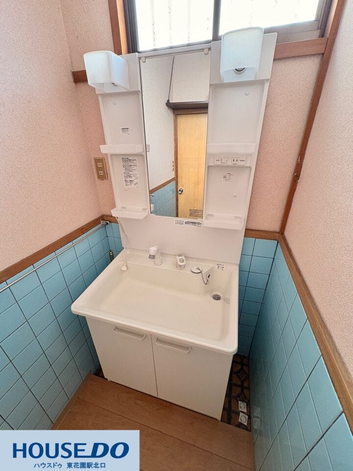洗面ボウルが広く、手洗いや小物の水洗いがしやすいシャワー付き洗面化粧台!鏡の両サイドには小物を整理できる収納トレイが充実しており、歯ブラシや化粧品などを定位置にサッと片付けられます棚♪