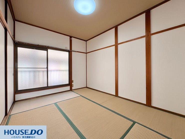 畳の香りに包まれてホッと心が落ち着く、2面に窓を設けた風通しの良い和室♪寝室としてお布団を敷いてのんびり休めるほか、座卓を置いて書斎や在宅ワークの空間としても、静かで集中しやすい環境が整います!