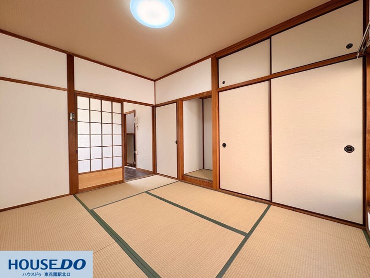 壁一面に大きな押し入れと床の間を備えた、片付けがしやすい伝統的な和室!お布団や季節物の衣類、かさばる荷物をすっきりと隠して収納できるため、お部屋をいつでも広々と有効に使うことができて快適です☆