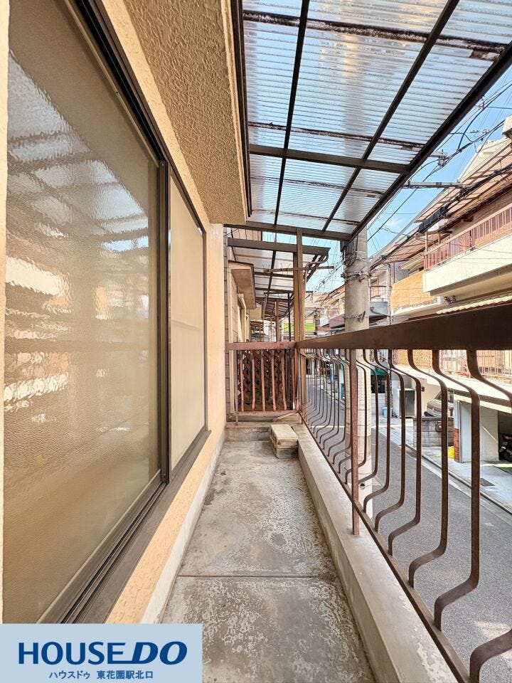 急な雨が降っても洗濯物が濡れにくい、透明な屋根に覆われたバルコニー!開放感がありながらも周囲からの視線が遮られる設計のため、毎日の洗濯物干しやちょっとした布団干しも人目を気にせずスムーズに行えます☆