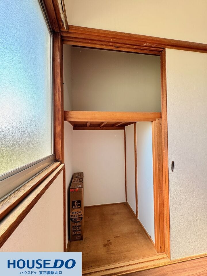 窓からの自然光が近くまで届く、明るいスペースに設けられた物入れ♪コンパクトながらも高さと奥行きがあり、置き場所に困るスーツケースや段ボール入りの荷物なども、すっきりと立てて一括保管しておけます!