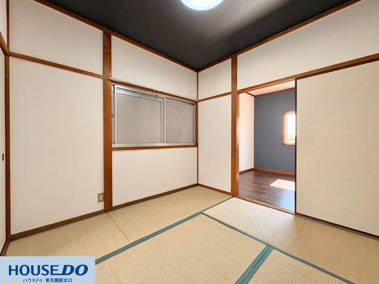 和室からフローリングの洋室へと自然に繋がる、奥行きを感じられる間取りです♪畳の温かみと洋室のモダンな雰囲気が融合しており、障子や襖越しに緩やかに空間を仕切れるため、通風や採光も確保しやすくなります!