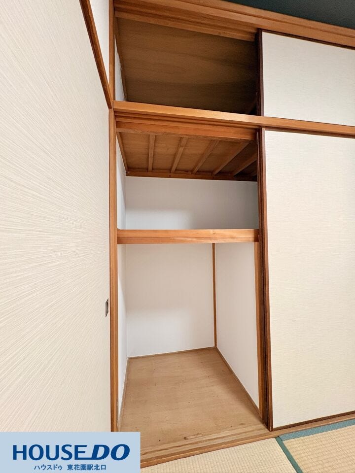 和室に備え付けられた大容量の押し入れ収納です☆上下段に分かれているため、お布団や季節物の衣類、大型の掃除用具までスッキリと収まります!お部屋の中に余計な家具を置かずに済むため、空間を広く使えます♪