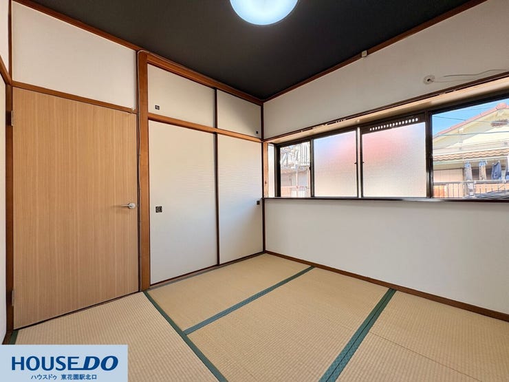 大きな窓から外の景色や光が心地よく入る明るい和室です!畳の上で寝転んでのんびり過ごしたり、座椅子を置いて趣味の時間を楽しんだりと、毎日の暮らしにゆとりをもたらす落ち着きのある空間です☆