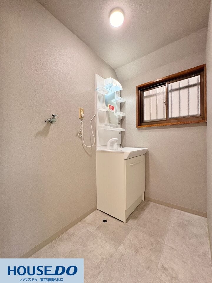 洗濯機置き場のすぐ横に洗面化粧台を配置した、無駄のない動線の脱衣スペース♪脱衣所の床面は水拭きがしやすいクッションフロア仕様なので、お風呂上がりの水滴や髪の毛の掃除もスムーズに終わって衛生的です!
