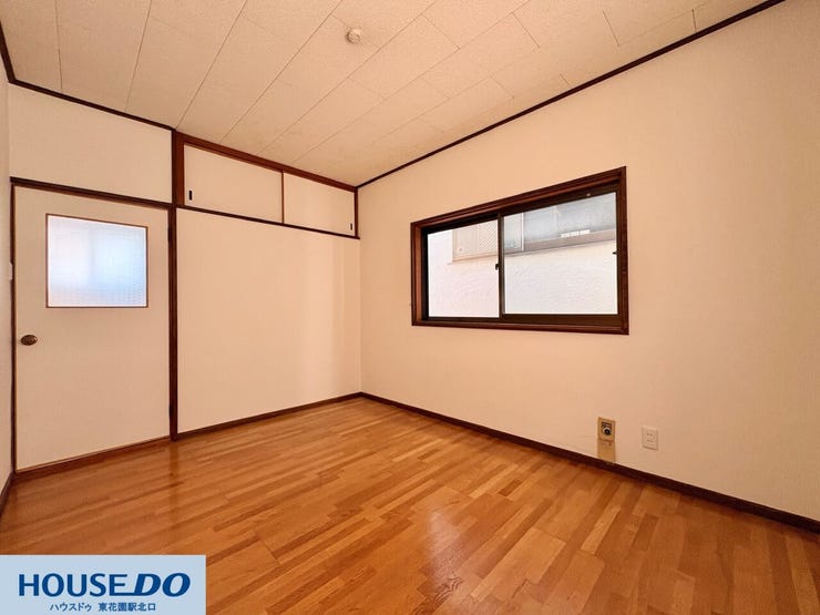 温かみのある木目調のフローリングと白壁が調和した落ち着いたお部屋です!窓からの採光もあり、日中は明るい空間で心地よく過ごせます☆ドア上部には季節ものの保管に便利な天袋収納が備わっています♪