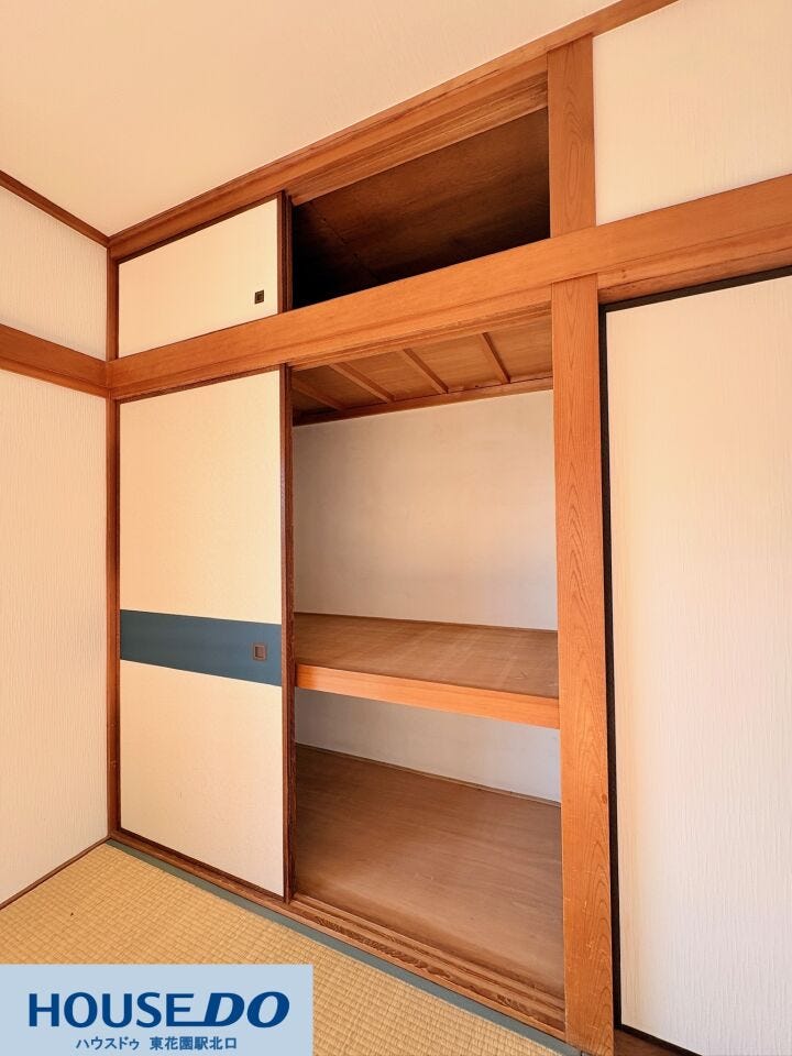 収納力に優れた大きな押し入れは、中が上下に仕切られていて荷物の整理整頓がスムーズに行えます☆上部にはさらに天袋もあり、スペースを無駄なく活用できます!日々のお片付けが楽になる頼もしい設備です♪