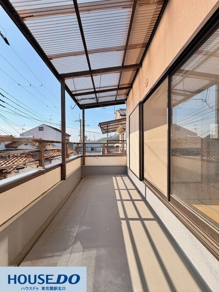 開放感のある広々としたバルコニーです!屋根付きなので急な雨でもお洗濯物が濡れにくく安心して干せます☆周囲には遮るものがなく、心地よい風と柔らかな陽射しを感じながら快適に過ごせる空間です♪