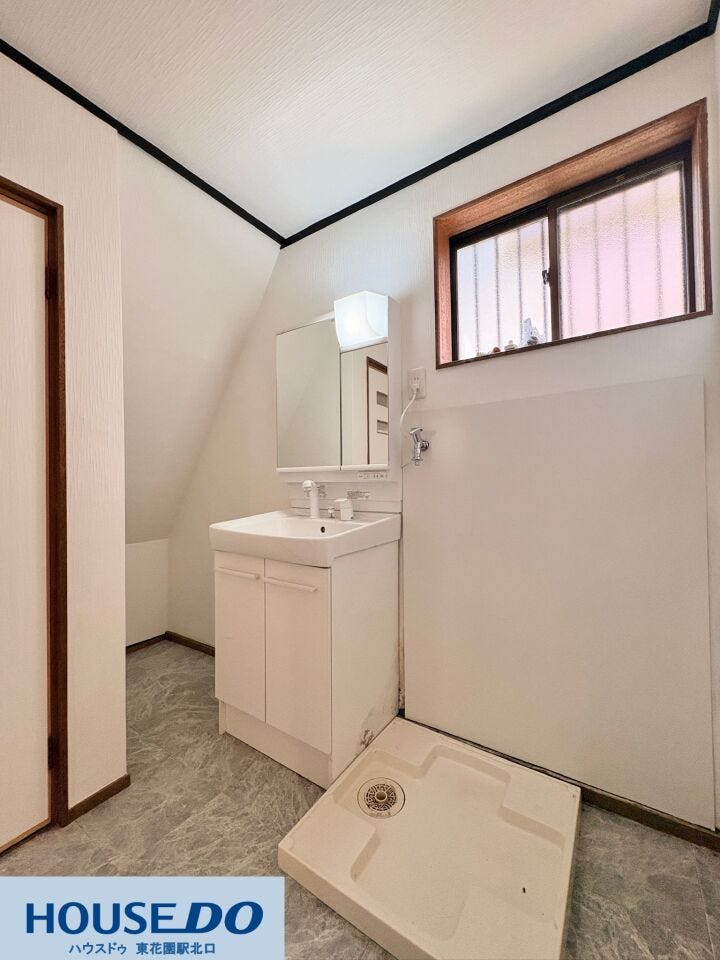 洗濯機置き場が隣接した使い勝手の良い洗面室!脱いだ衣類をそのまま洗濯機へ入れられるスムーズな動線が魅力です。窓からの自然光が差し込むため、朝の身支度も心地よくスタートできます☆