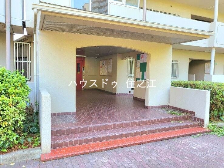 ★エントランスには庇(屋根)がございますので雨の日も安心♪
