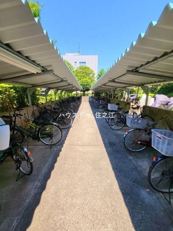 ★屋根付きの駐輪場ですので雨の日も安心。サドルが濡れる事も無いですね!