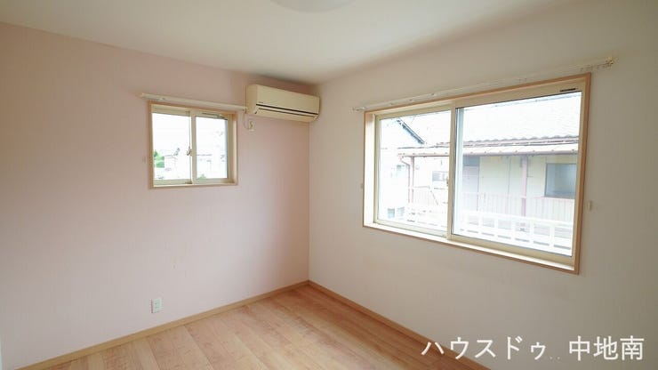 6帖の洋室は、ベッドとデスクを置いても十分な広さがあります♪
