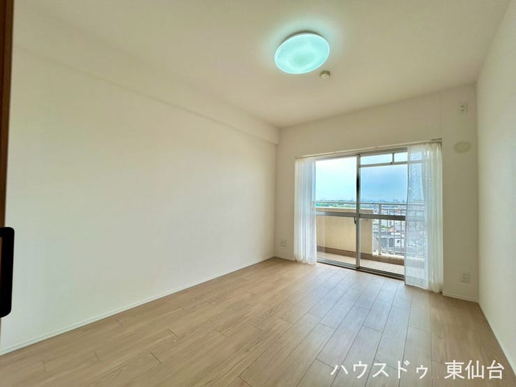 家具の配置がしやすいきれいな形の洋室です♪