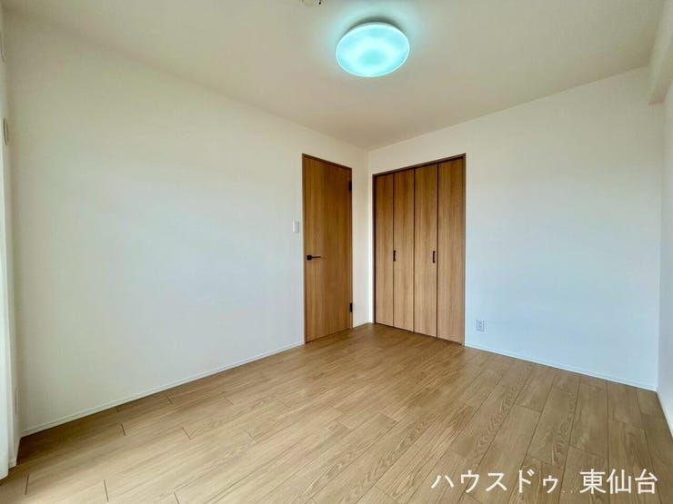 木目の戸がアクセントになり、温かみのある雰囲気に。