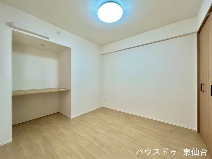 5.4帖のサービスルーム(納戸)です♪
将来の思いがけない収納にも備えられそうですし、荷物が少なめの方はコワーキングスペースにしてもよさそうです♪