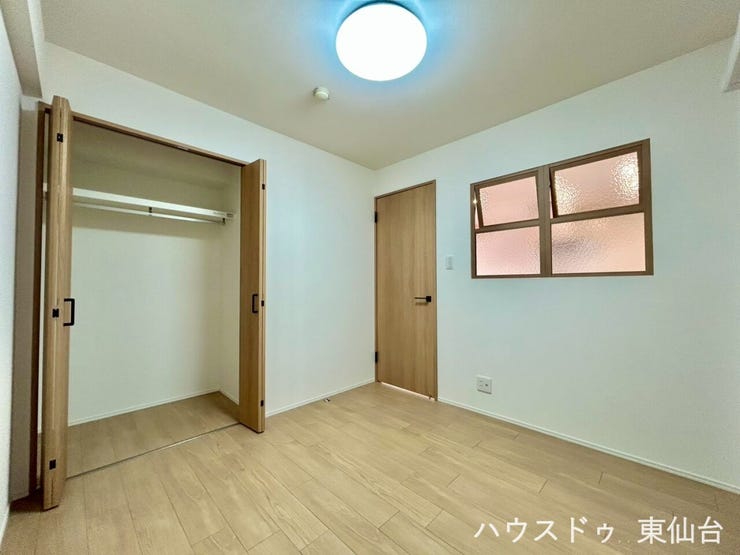 小窓の外はリビングです♪アクセントになっておしゃれですね♪
