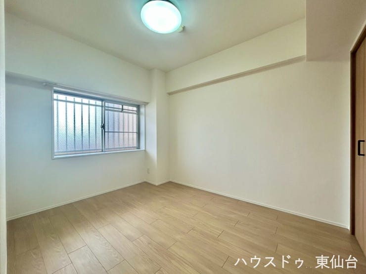 採光を確保しながらも余白がある、落ち着いた雰囲気の5.6帖の洋室です♪