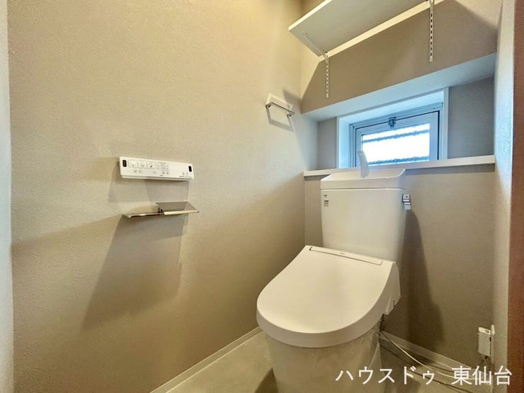 小窓付きで自然光が入り、明るく清潔感のあるトイレです